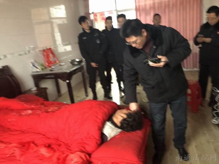1.曾是卫生所副所长的干警为被执行人检查身体修改.jpg